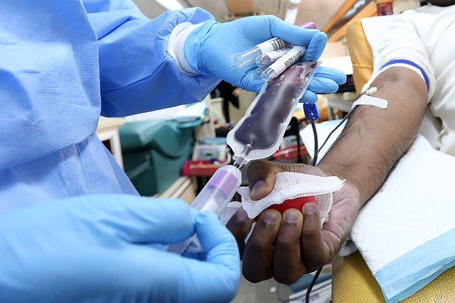 detailní záběr na probíhající transfuzi